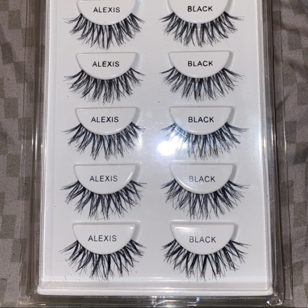 6 pairs of lashes